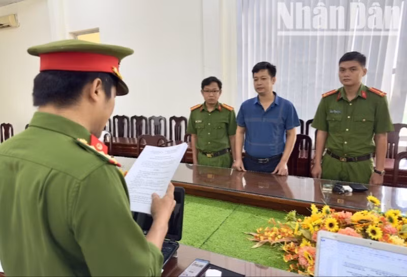 Cơ quan Cảnh sát điều tra Công an tỉnh Bạc Liêu tống đạt quyết định khởi tố bị can Đỗ Huy Bình. (Ảnh: TRỌNG NGUYỄN)