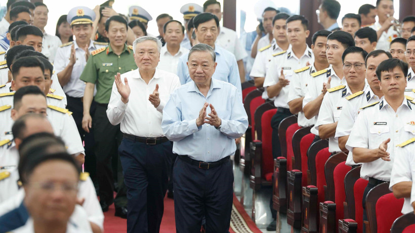 Tổng Bí thư Tô Lâm đến thăm, làm việc với Vùng 5 Hải quân. (Ảnh: Thống Nhất/TTXVN) 