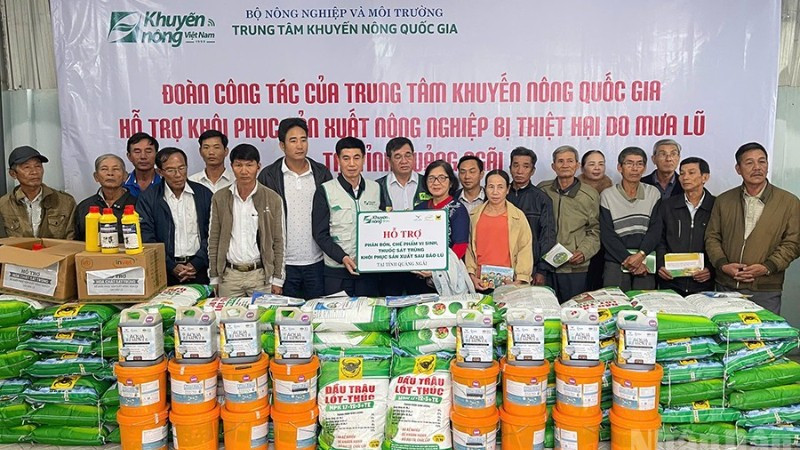 Trung tâm Khuyến nông quốc gia hỗ trợ nông dân tỉnh Quảng Ngãi phân bón, chế phẩm vi sinh, thuốc sát trùng để khôi phục sản xuất sau bão lũ.