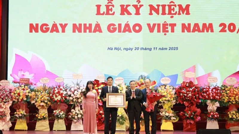 Thứ trưởng Hoàng Trung trao Bằng khen của Thủ tướng cho tập thể Bộ môn Công nghệ và Quản lý xây dựng, Khoa Công trình. 