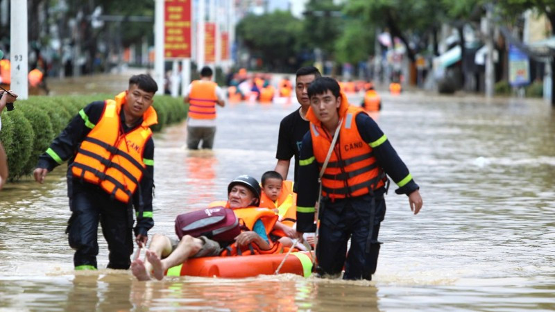 Lực lượng chức năng cứu hộ người dân khỏi khu vực ngập úng tại phường Tây Nha Trang.