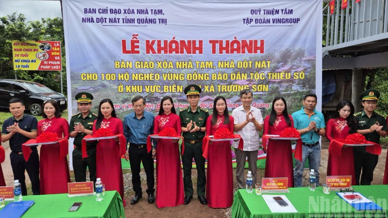 Các đại biểu cắt băng khánh thành công trình xóa nhà tạm, nhà dột nát tại xã Trường Sơn, tỉnh Quảng Trị. 