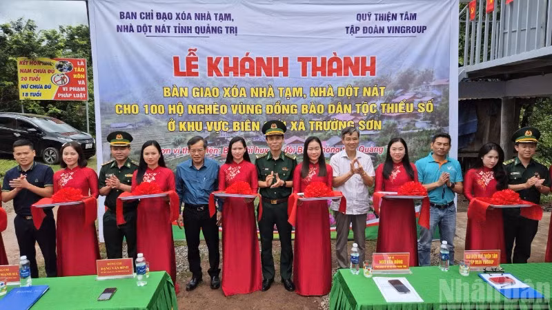 Các đại biểu cắt băng khánh thành công trình xóa nhà tạm, nhà dột nát tại xã Trường Sơn, tỉnh Quảng Trị. 