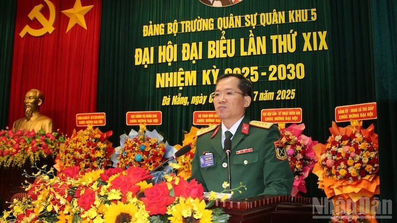 Đại tá Lương Đình Chung, Bí thư Đảng ủy, Chính ủy Quân khu 5 phát biểu chỉ đạo tại Đại hội. (Ảnh: ĐÌNH TĂNG)