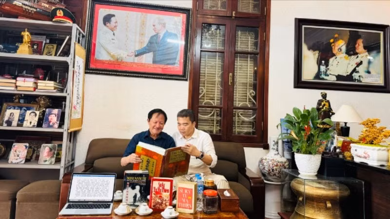 Thượng tướng, Viện sĩ, Tiến sĩ, Anh hùng Lực lượng vũ trang nhân dân Nguyễn Huy Hiệu (bên trái) và kỹ sư Vũ Đình Thanh nghiên cứu tư liệu lịch sử. (Ảnh: Nhân vật cung cấp)
