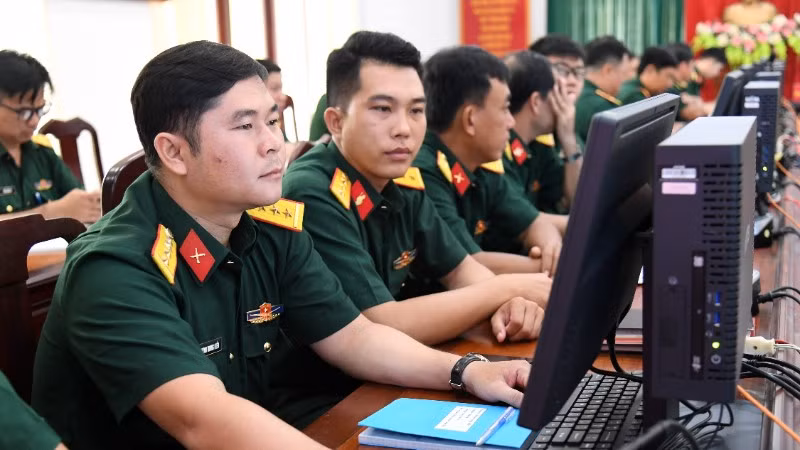 Cán bộ, chiến sĩ Bộ Chỉ huy quân sự tỉnh An Giang tham gia tập huấn “Bình dân học vụ số”. (Ảnh: TTXVN)