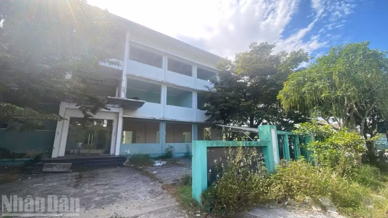 Sau đúng 30 tháng kể từ ngày bàn giao, công trình không những không được đưa vào sử dụng mà trái lại đã bị đập phá, lấy cắp, biến thành bãi rác, ngập mùi xú uế. (Ảnh: DƯƠNG QUANG TIẾN)