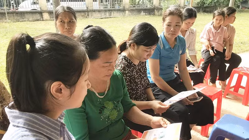 Cán bộ Trạm Y tế xã Sơn Phú (huyện Na Hang, tỉnh Tuyên Quang) tuyên truyền về dinh dưỡng và Tuần lễ làm mẹ an toàn cho người dân. (Ảnh: KHÁNH HUY)