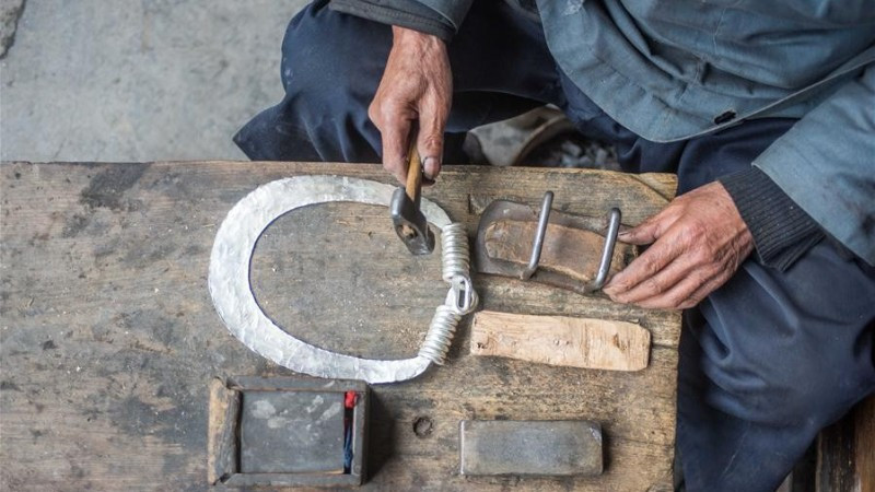 Nghệ nhân chế tác phụ kiện bạc tại tỉnh Hồ Nam, miền trung Trung Quốc. (Ảnh: Xinhua)