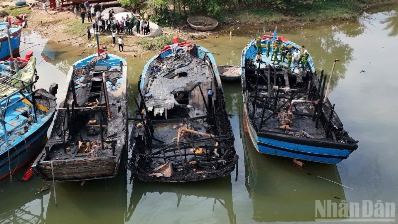 Vụ hỏa hoạn khiến các tàu cá của ngư dân Quảng Ngãi bị hư hỏng nặng.