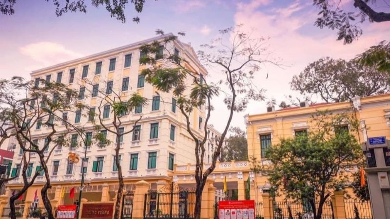 Trường trung học cơ sở Trưng Vương được chọn là điểm tổ chức trông giữ xe đạp, xe máy miễn phí cho người dân du xuân tại khu vực hồ Hoàn Kiếm và phố cổ.