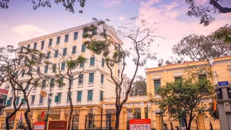 Trường trung học cơ sở Trưng Vương được chọn là điểm tổ chức trông giữ xe đạp, xe máy miễn phí cho người dân du xuân tại khu vực hồ Hoàn Kiếm và phố cổ.