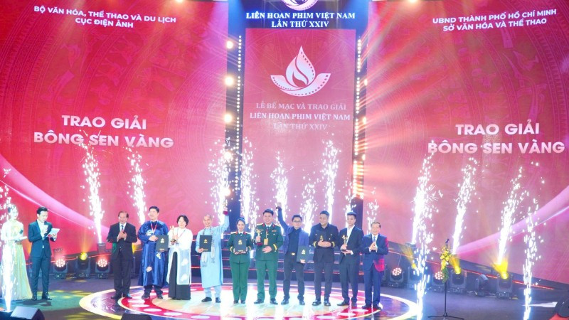 Dấu ấn của điện ảnh nhìn từ Liên hoan phim lần thứ 24 Trao giải Bông sen vàng cho các bộ phim xuất sắc tại Liên hoan phim Việt Nam lần thứ 24. (Ảnh: MAI ANH)