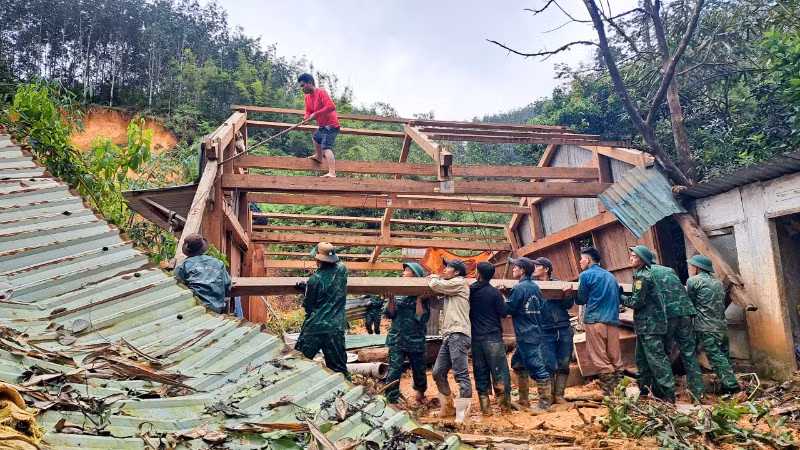 Lực lượng Bộ đội Biên phòng tổ chức tháo dỡ, di dời nhà của các hộ dân xã A Vương bị sạt lở đến nơi ở an toàn.