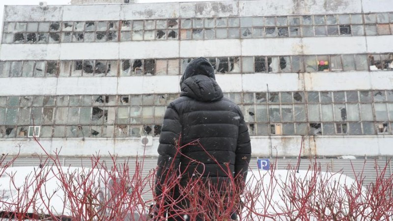 Một người đàn ông đang nhìn hướng về tòa nhà bị phá hủy bởi tên lửa và máy bay không người lái của Nga tại Thủ đô Kiev của Ukraine, ngày 9/1/2026. (Ảnh: Xinhua)