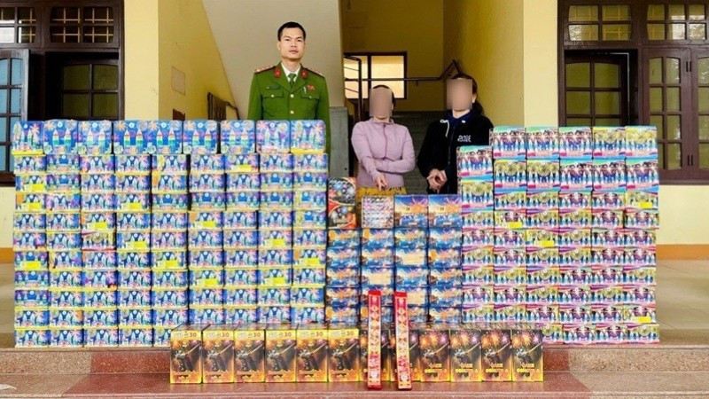 Hai người phụ nữ cùng số pháo nổ bị thu giữ.