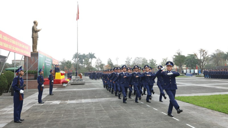 Duyệt đội ngũ tại lễ ra quân huấn luyện.