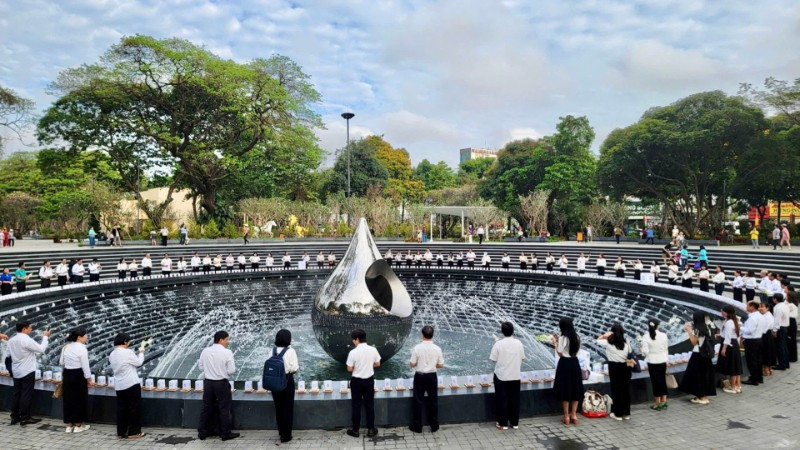 Cán bộ y tế Trung tâm Kiểm soát bệnh tật Thành phố Hồ Chí Minh tưởng niệm đồng bào đã mất vì Covid-19. (Ảnh: Trung tâm Kiểm soát bệnh tật)