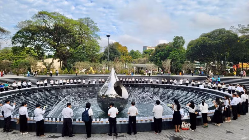 Cán bộ y tế Trung tâm Kiểm soát bệnh tật Thành phố Hồ Chí Minh tưởng niệm đồng bào đã mất vì Covid-19. (Ảnh: Trung tâm Kiểm soát bệnh tật)