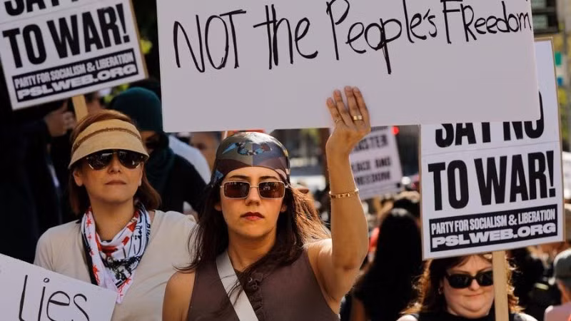 Người dân tham gia cuộc biểu tình phản đối các cuộc tấn công của Mỹ và Israel vào Iran bên ngoài Tòa thị chính Los Angeles ở California, Mỹ, ngày 7/3/2026. (Ảnh: Xinhua)