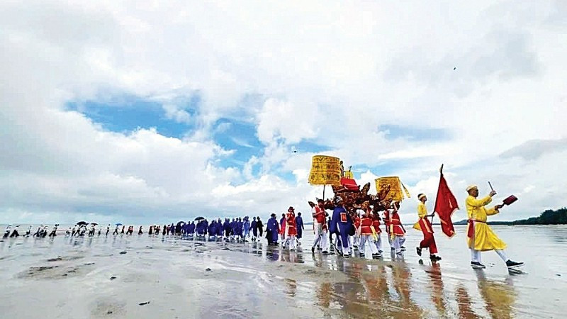 Rước kiệu trong lễ hội ở Trà Cổ. (Ảnh: TTXVN)