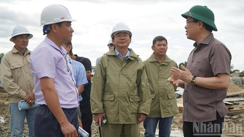 Chủ tịch Ủy ban nhân dân tỉnh Quảng Ngãi Nguyễn Hoàng Giang kiểm tra công tác ứng phó bão số 10 (Bualoi) tại dự án nâng cấp, mở rộng khu neo đậu tránh trú bão kết hợp cảng cá Tịnh Hòa.