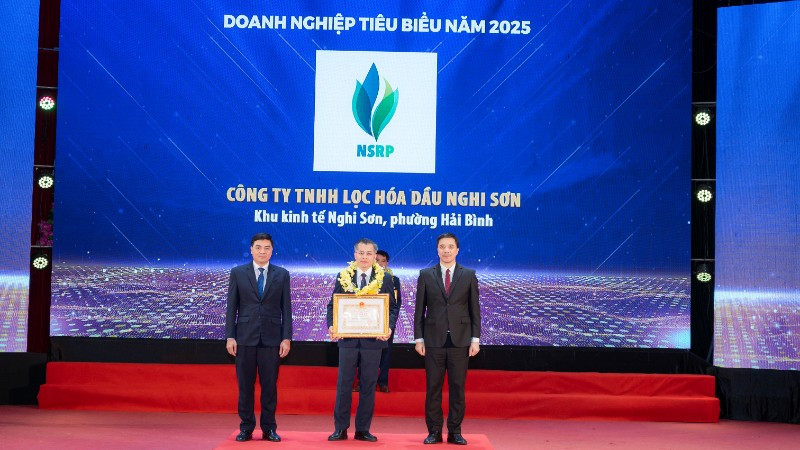 Ông Lê Nguyễn Quốc Vinh, Giám đốc nhà máy, đại diện cho tập thể NSRP nhận Bằng khen “Doanh nghiệp tiêu biểu tỉnh Thanh Hóa năm 2025”.