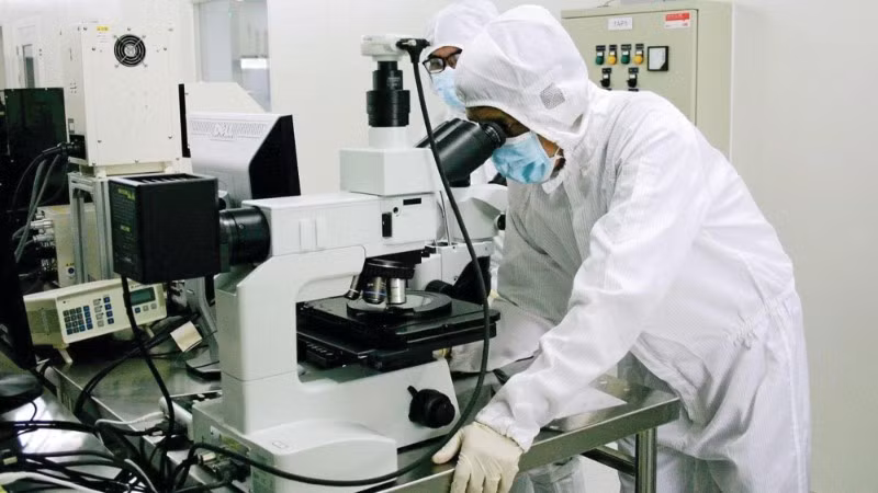 Các chuyên gia nghiên cứu công nghệ tại phòng sạch Trung tâm Nghiên cứu triển khai Khu Công nghệ cao Thành phố Hồ Chí Minh. (Ảnh TIẾN LỰC)