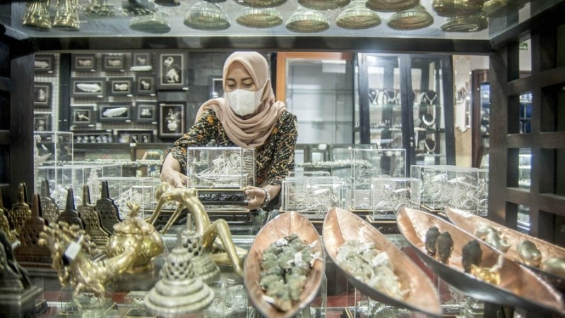 Phụ kiện bạc được trưng bày tại một cửa hàng ở Yogyakarta (Indonesia). (Ảnh: Tân Hoa xã)