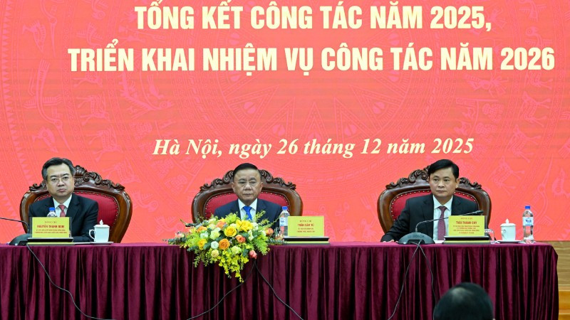 Thường trực Ban Bí thư Trần Cẩm Tú cùng các đồng chí lãnh đạo Ban Chính sách, chiến lược Trung ương chủ trì hội nghị. (Ảnh: DUY LINH)