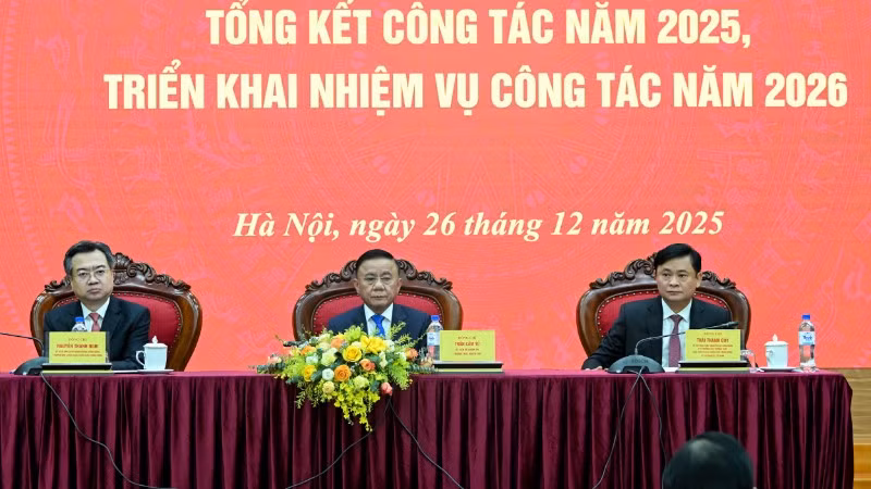 Thường trực Ban Bí thư Trần Cẩm Tú cùng các đồng chí lãnh đạo Ban Chính sách, chiến lược Trung ương chủ trì hội nghị. (Ảnh: DUY LINH)