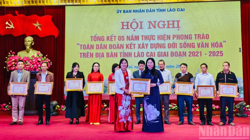 Phó Chủ tịch Ủy ban nhân dân tỉnh Vũ Thị Hiền Hạnh trao Bằng khen cho các tập thể điển hình tiên tiến. (Ảnh: THANH SƠN)