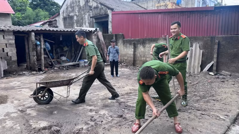 Công an xã Thanh Thịnh giúp hộ nghèo san gạt, tạo mặt bằng dựng nhà mới. (Ảnh: HÀ LƯỢNG)