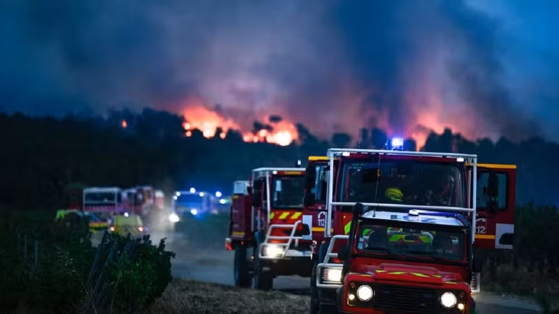 Gần 2.500 lính cứu hỏa được huy động để kiểm soát đám cháy tại tỉnh Aude, miền nam nước Pháp. (Ảnh: France Info)