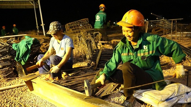 Trên công trường xây dựng Trường liên cấp Si Pa Phìn, mỗi ngày đều có 450 công nhân chia 3 ca làm việc cả ngày, đêm để đáp ứng tiến độ. 