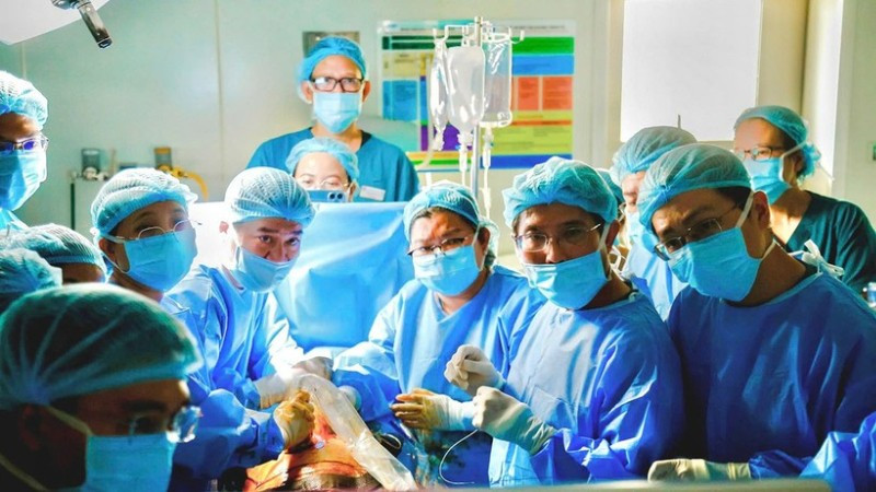 Các y, bác sĩ trong ca can thiệp tim bào thai cho sản phụ người Singapore.