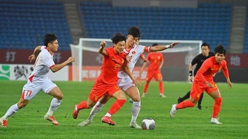 U22 Việt Nam (áo trắng) thi đấu kiên cường, thắng đội chủ nhà U22 Trung Quốc 1-0.