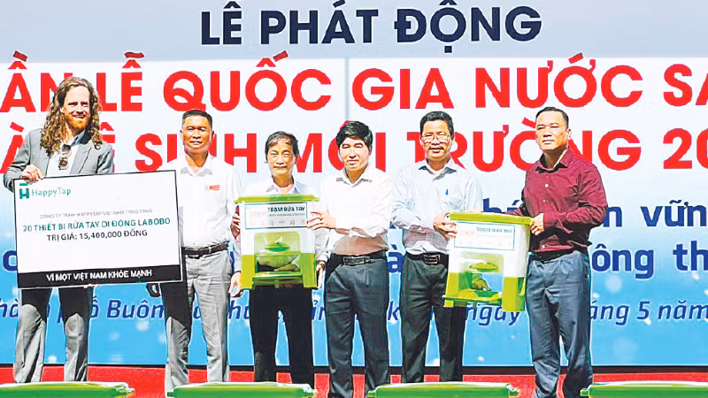 Lãnh đạo Cục Quản lý và Xây dựng công trình thủy lợi trao bình đựng nước và thiết bị rửa tay di động tặng học sinh trung học cơ sở trên địa bàn tỉnh Đắk Lắk.