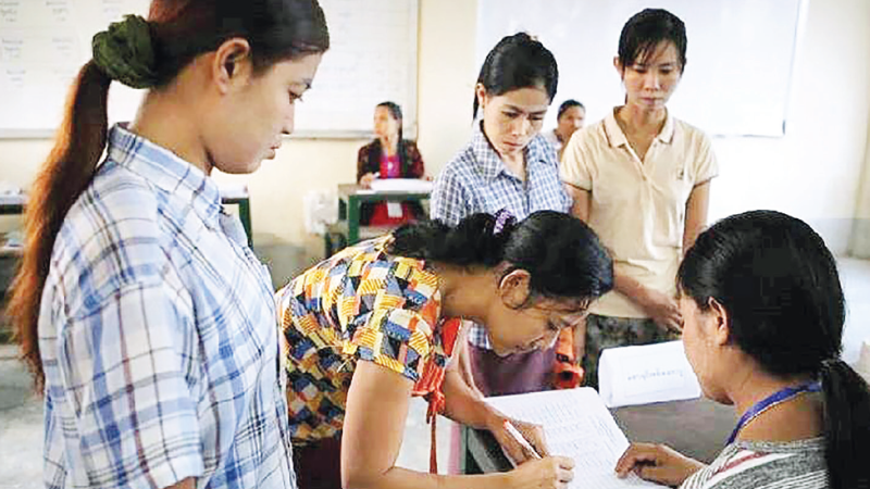 Cử tri Myanmar đăng ký bỏ phiếu bầu Quốc hội.