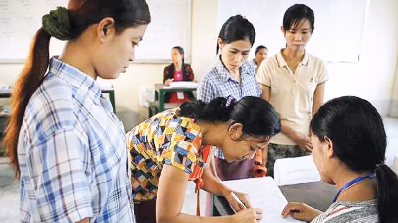 Cử tri Myanmar đăng ký bỏ phiếu bầu Quốc hội.