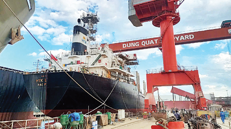 Tàu chở hàng trọng tải lớn sửa chữa tại Công ty trách nhiệm hữu hạn một thành viên Đóng tàu và Công nghiệp cơ khí dầu khí.