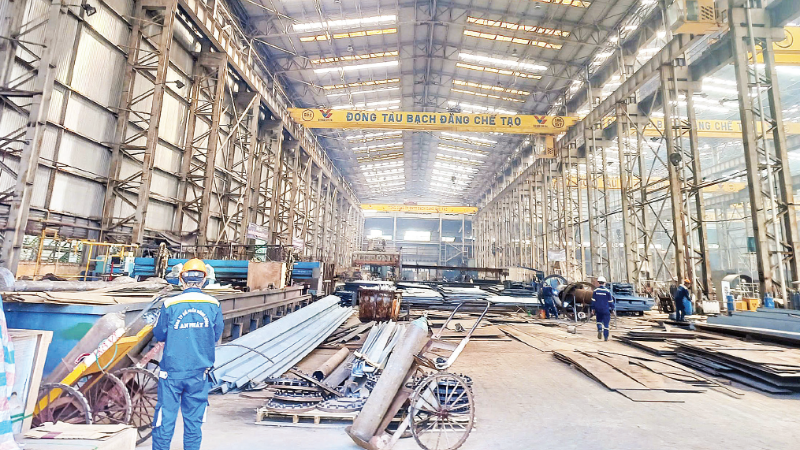Một phân xưởng của Công ty trách nhiệm hữu hạn một thành viên Đóng tàu Bạch Đằng. (Ảnh: NAM PHONG)