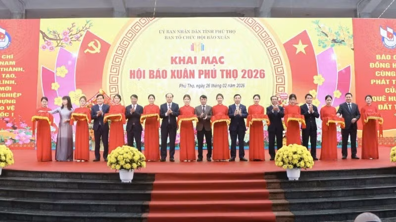 Các đại biểu thực hiện nghi thức khai mạc Hội báo Xuân Phú Thọ 2026.