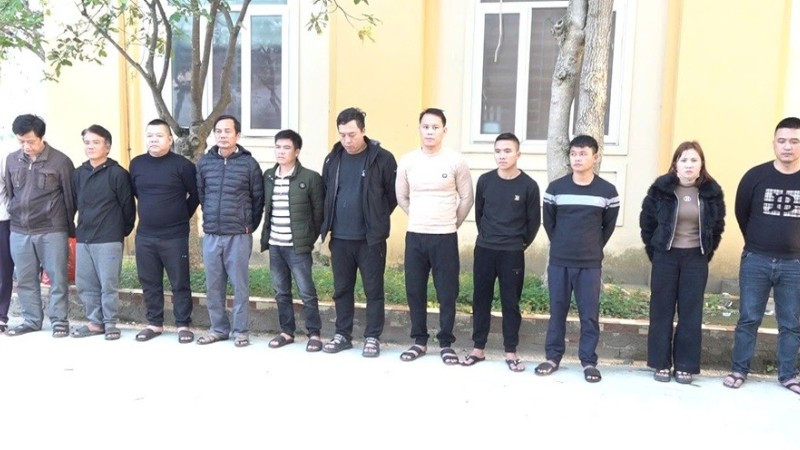 Số đối tượng đánh bạc bị bắt giữ. (Ảnh: Công an Nghệ An)