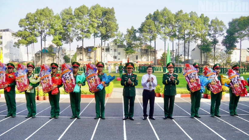 Thủ trưởng Bộ Tư lệnh Quân khu 7 và Bộ Tư lệnh Thành phố Hồ Chí Minh trao quà cho quân nhân xuất ngũ.