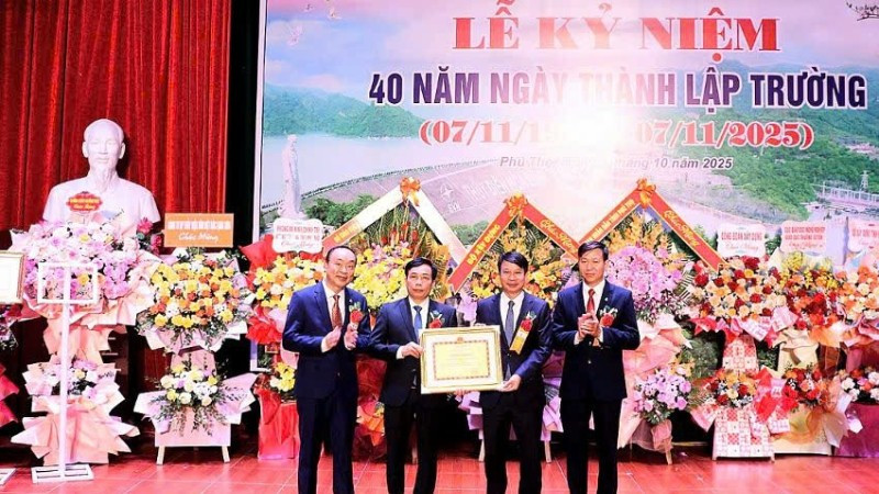 Lãnh đạo Ủy ban nhân dân tỉnh Phú Thọ tặng bằng khen cho Trường cao đẳng nghề sông Đà tại buổi lễ.