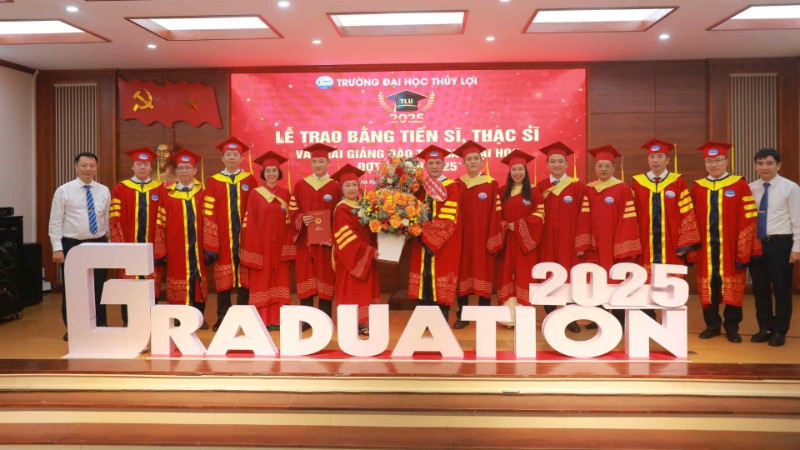 Trường đại học Thủy lợi đã vinh danh và trao bằng tốt nghiệp dành cho 8 tân tiến sĩ và 90 tân thạc sĩ.