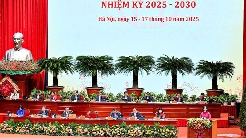 Đoàn Chủ tịch điều hành phiên khai mạc Đại hội Đảng bộ thành phố Hà Nội sáng 16/10.