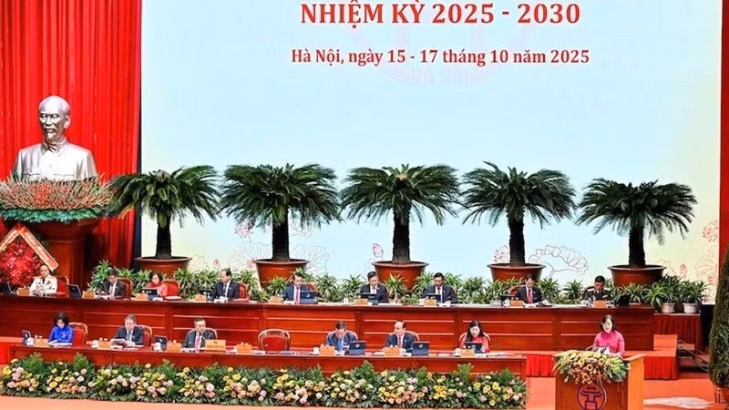 Đoàn Chủ tịch điều hành phiên khai mạc Đại hội Đảng bộ thành phố Hà Nội sáng 16/10.