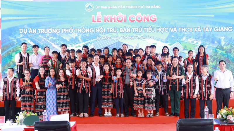 Thủ tướng Chính phủ Phạm Minh Chính tham dự Lễ khởi công Dự án Trường phổ thông nội trú, bán trú liên cấp tại Tây Giang.